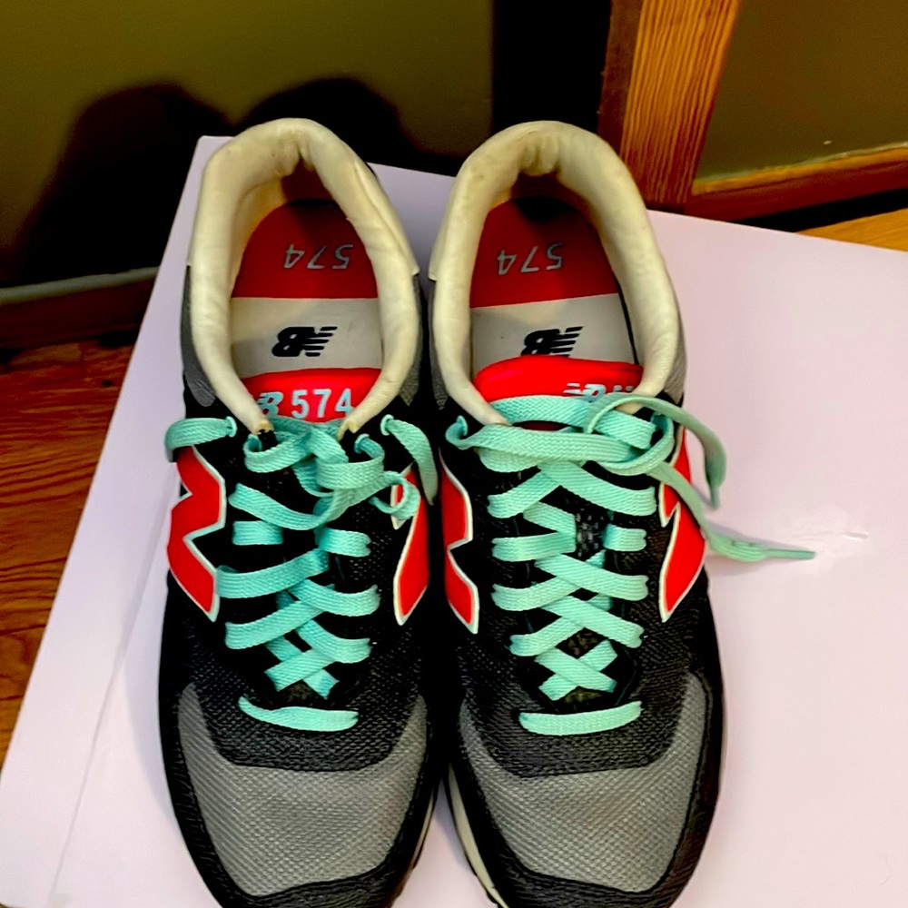 Women's tennis shoes